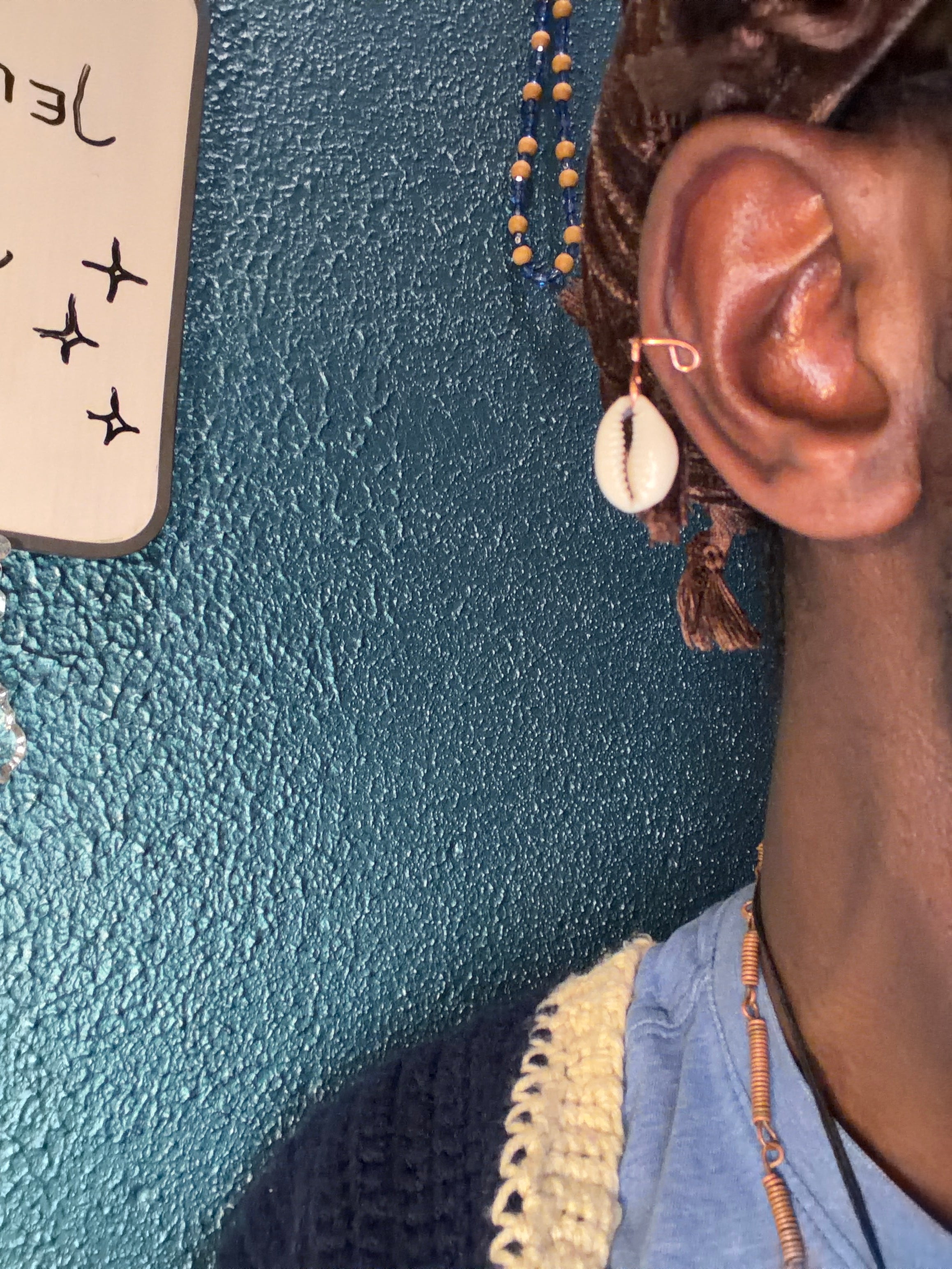 Simple cowrie ear cuff